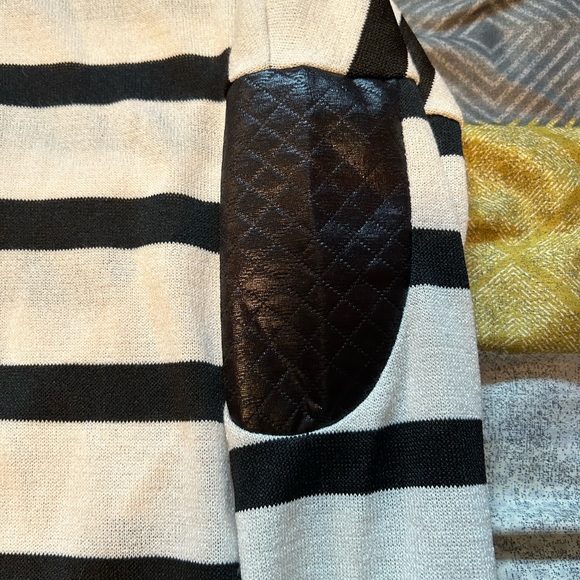 Black/white striped long sleeve with elbow patches - size medium - new with tags - Picture 4 of 5